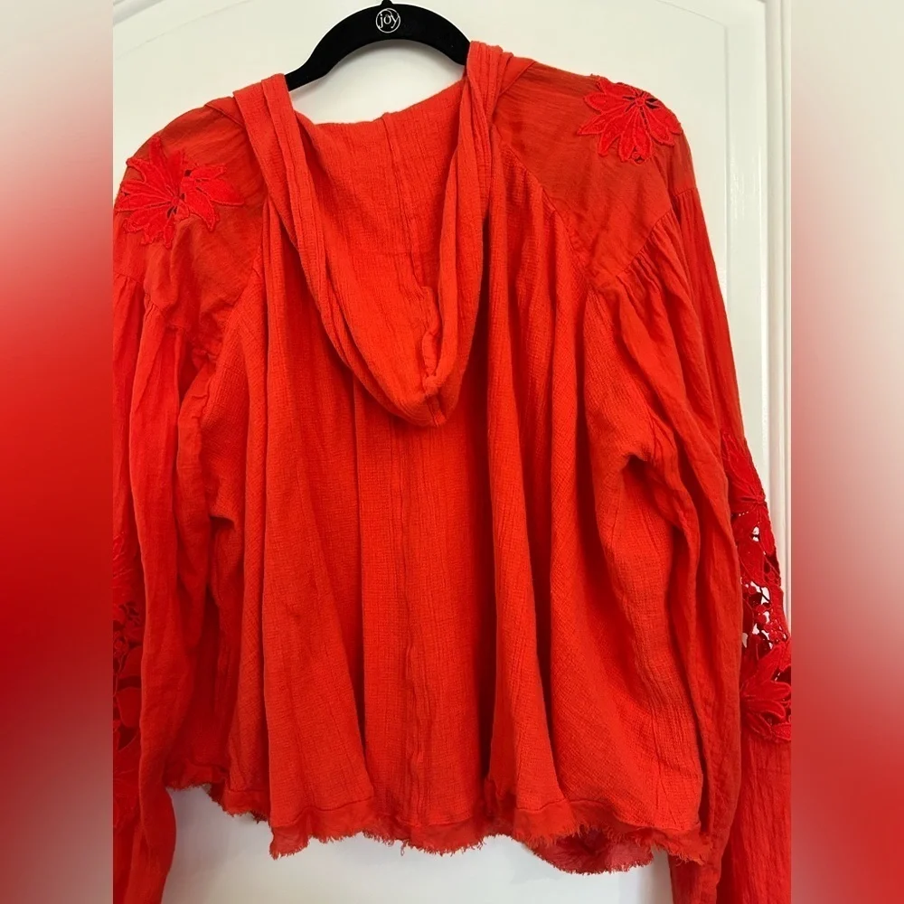 Free People Tropical Summer Red Knit Embroidered Blouse size small boho flowy
